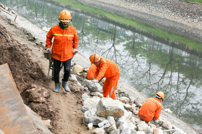Hệ thống cống ngầm gom nước thải 'giải cứu' sông Tô Lịch được lắp đặt ra sao? - 4