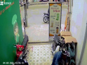 Video: Tên trộm rình mò, bẻ khóa đánh cắp xe máy trước quán ăn