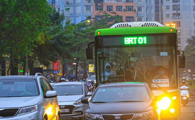 5 năm, buýt nhanh BRT vẫn chạy... rùa bò - 1