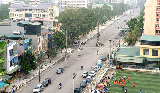 Vì sao hàng chục cột điện 'mọc' giữa phố? - 2