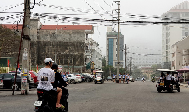 Vì sao hàng chục cột điện 'mọc' giữa phố? - 3