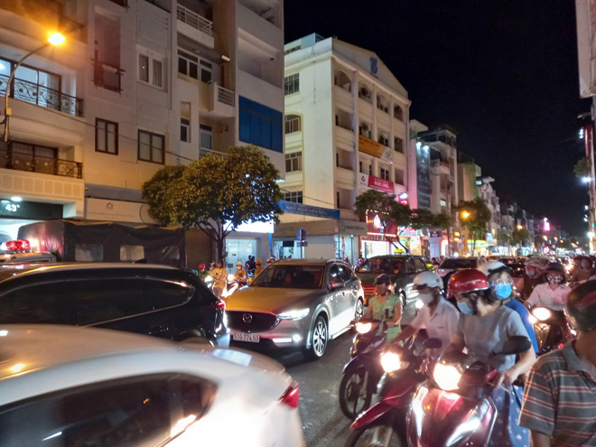 Kẹt xe kinh hoàng qua hiện trường vụ TNGT chết người ở Sài Gòn - 3