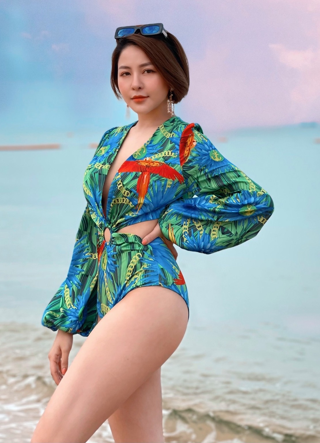 Trâm Anh khoe dáng nóng bỏng với bikini trên bãi biển - 8