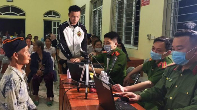 Cấp căn cước xuyên đêm, một nữ công an nhập viện - 2