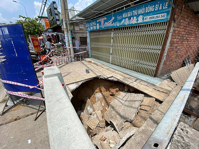 “Hố tử thần” khổng lồ xuất hiện ở TP Thủ Đức, “nuốt chửng” cả xe máy - 2
