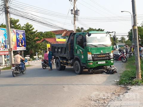 Khoảnh khắc xe ben cuốn xe máy vào gầm, 2 mẹ con nguy kịch - 1