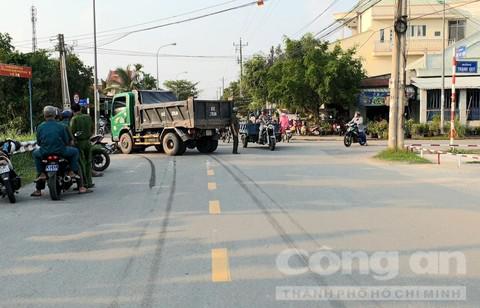 Khoảnh khắc xe ben cuốn xe máy vào gầm, 2 mẹ con nguy kịch - 2