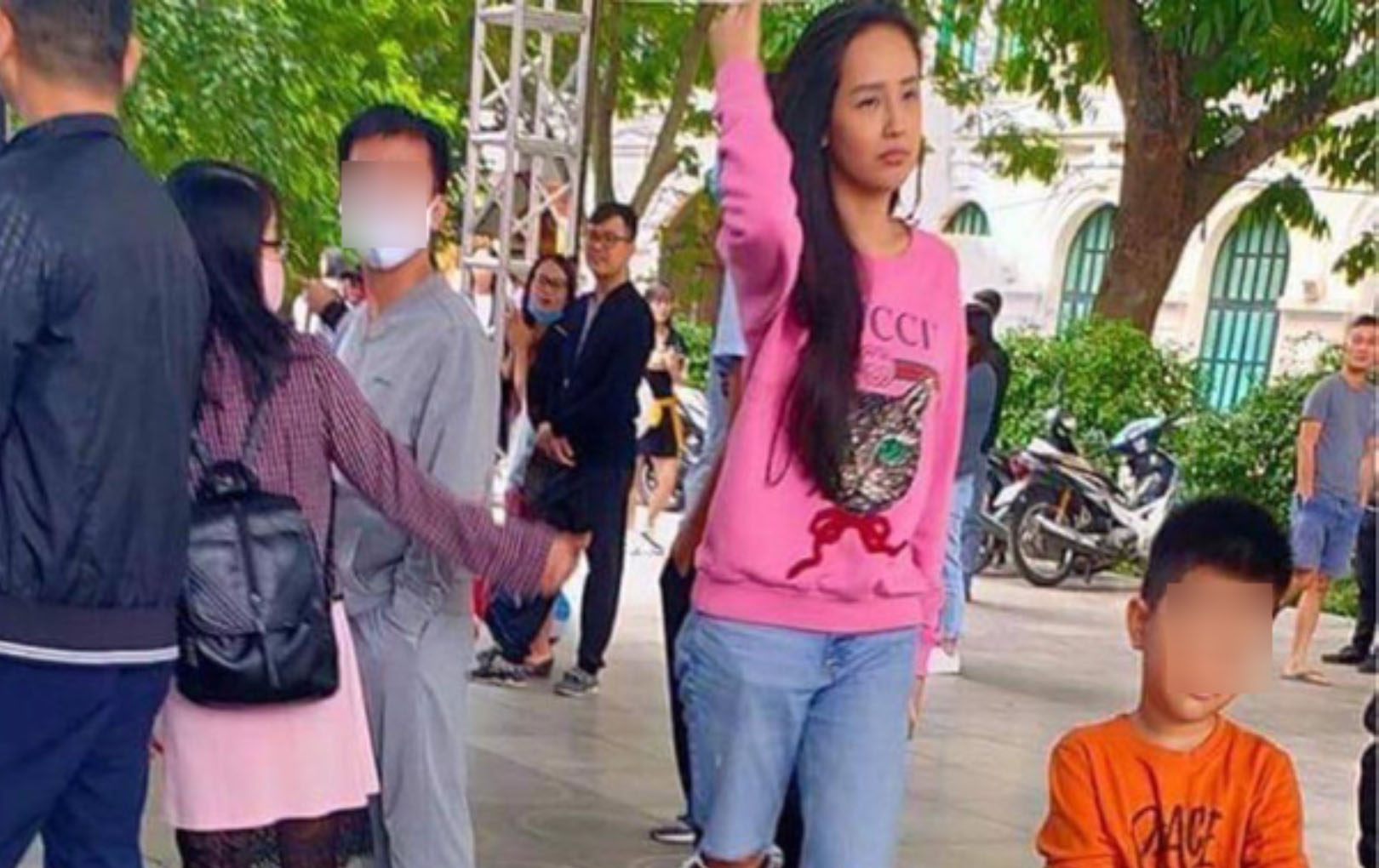 Lọt ống kính team "qua đường", Mai Phương Thúy, Đặng Thu Thảo nhận được nhiều lời khen, chê - 4