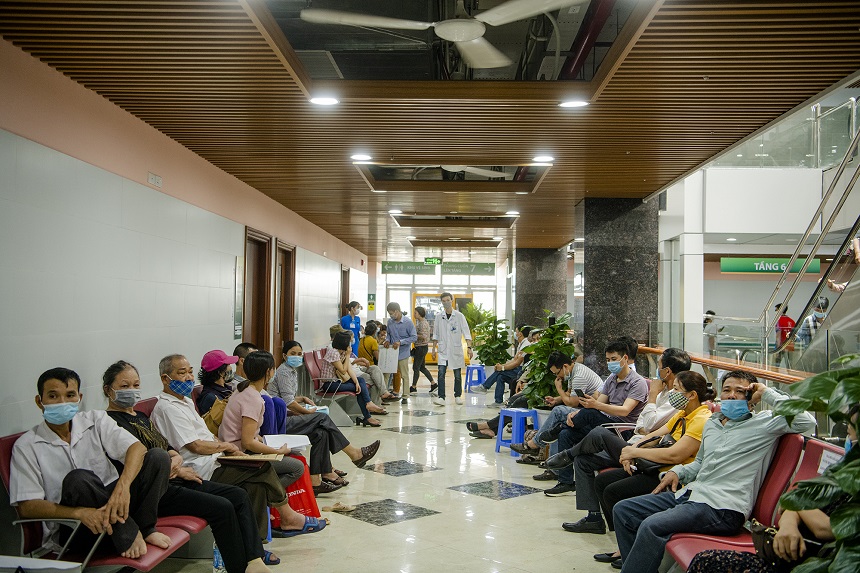 Hơn 200 nhân viên, bác sĩ BV Bạch Mai nghỉ việc: Hoạt động khám chữa bệnh thay đổi thế nào? - 2