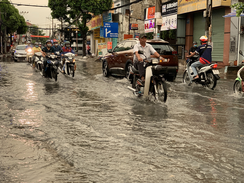 Mưa như xối xả lúc sáng sớm, người Sài Gòn hứng trọn “combo” ngập nước, kẹt xe - 2