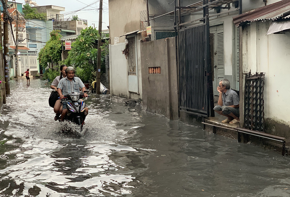 Mưa như xối xả lúc sáng sớm, người Sài Gòn hứng trọn “combo” ngập nước, kẹt xe - 3