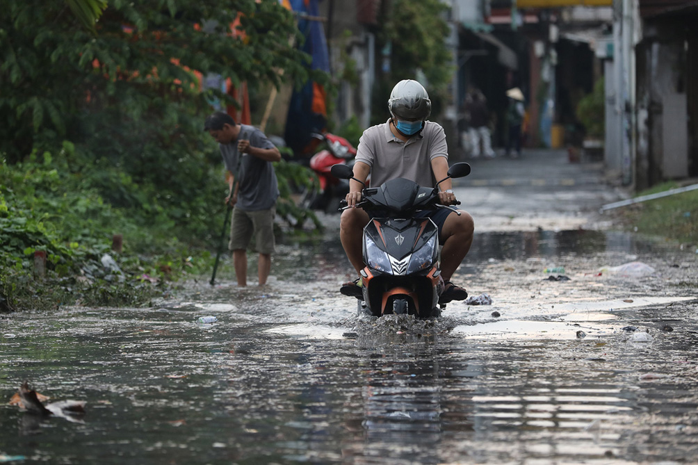 Mưa như xối xả lúc sáng sớm, người Sài Gòn hứng trọn “combo” ngập nước, kẹt xe - 4
