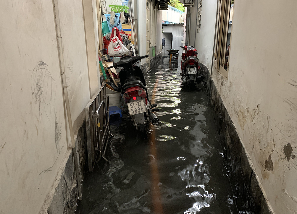 Mưa như xối xả lúc sáng sớm, người Sài Gòn hứng trọn “combo” ngập nước, kẹt xe - 7