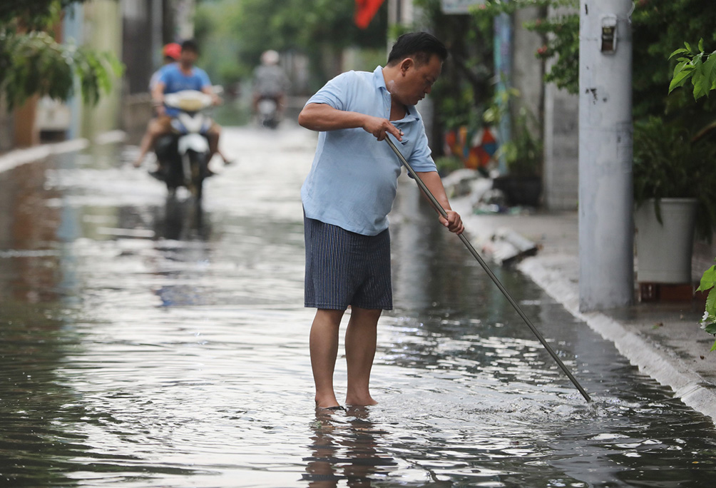 Mưa như xối xả lúc sáng sớm, người Sài Gòn hứng trọn “combo” ngập nước, kẹt xe - 8