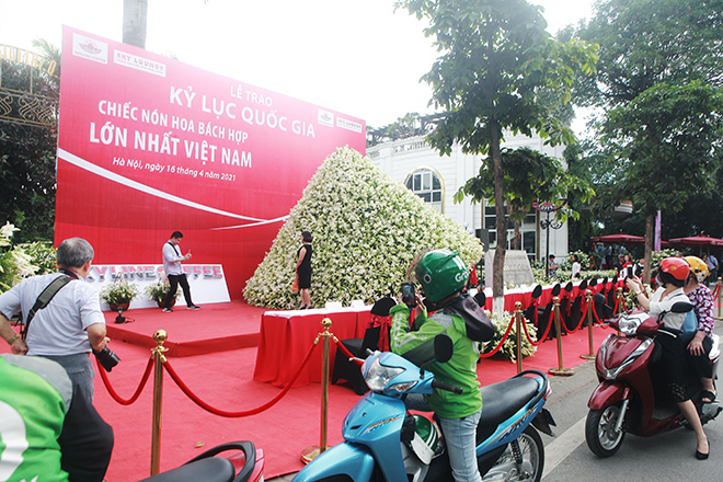 Xuất hiện nón lá “khổng lồ” bằng hoa loa kèn trên phố Hà Nội - 10