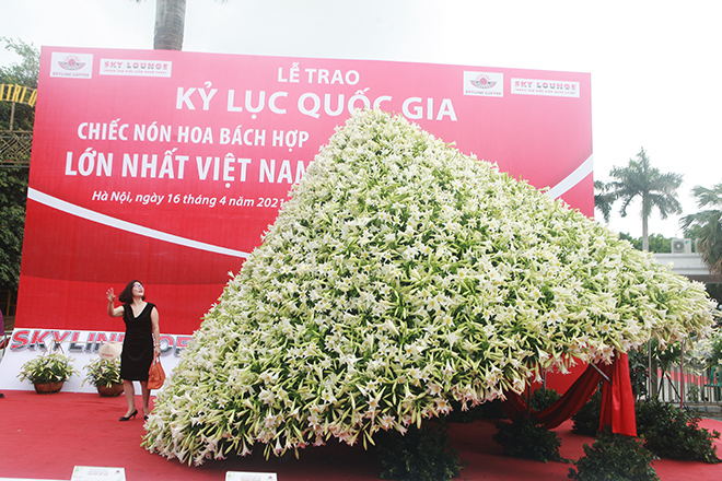 Xuất hiện nón lá “khổng lồ” bằng hoa loa kèn trên phố Hà Nội - 2