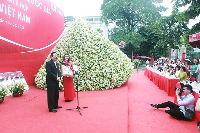 Xuất hiện nón lá “khổng lồ” bằng hoa loa kèn trên phố Hà Nội - 3