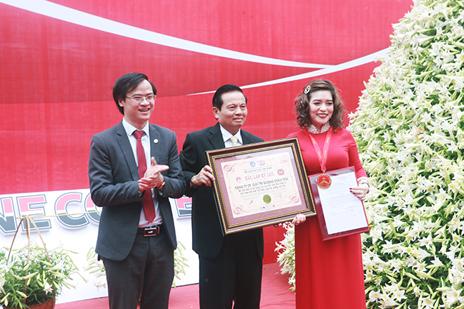 Xuất hiện nón lá “khổng lồ” bằng hoa loa kèn trên phố Hà Nội - 4