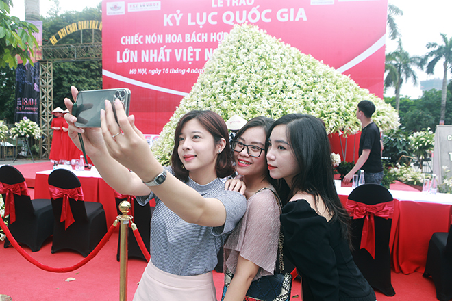 Xuất hiện nón lá “khổng lồ” bằng hoa loa kèn trên phố Hà Nội - 8