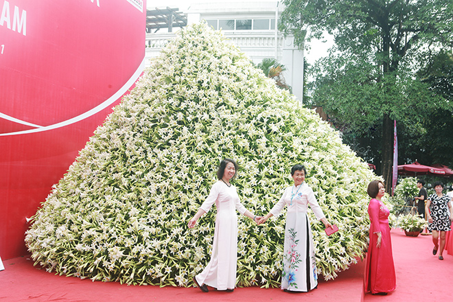 Xuất hiện nón lá “khổng lồ” bằng hoa loa kèn trên phố Hà Nội - 9