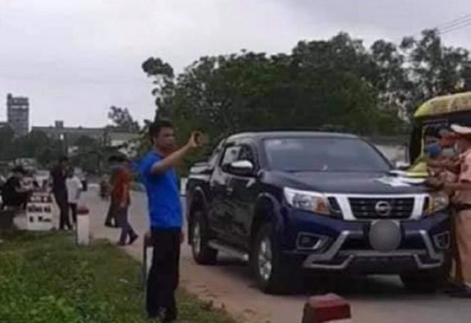 Tài xế không chịu kiểm tra nồng độ cồn, cố thủ nhiều giờ trong xe - 2