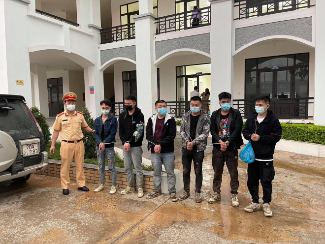 Phát hiện 6 người nước ngoài nhập cảnh trái phép đang đi trên cao tốc - 1