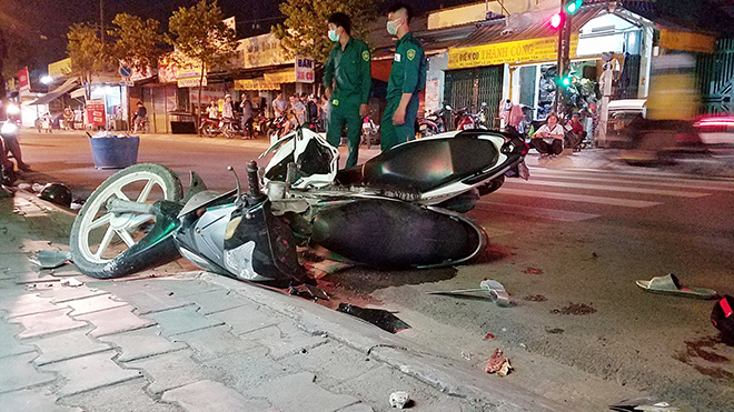 Xót xa cảnh bé trai gào khóc ôm thi thể cha giữa phố Sài Gòn - 4