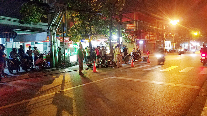 Xót xa cảnh bé trai gào khóc ôm thi thể cha giữa phố Sài Gòn - 3