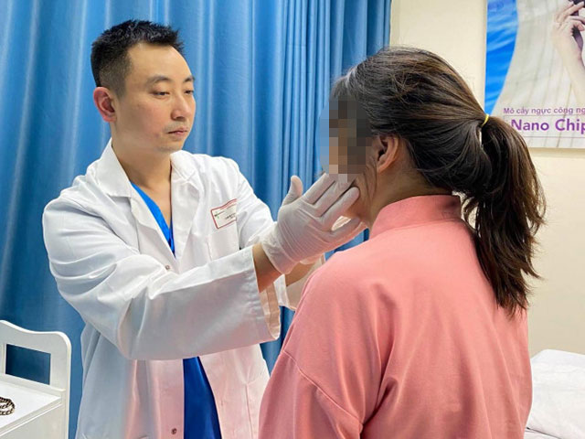 Đến bệnh viện khám, cô gái bàng hoàng khi biết mình là đàn ông - 1