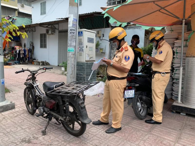 Sau khi "cù nhây" với CSGT, người vi phạm bỏ luôn phương tiện - 2