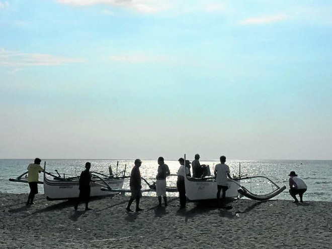 Ngư dân Philippines than phiền về hành vi &#39;lạ&#39; của tàu cá TQ - 1