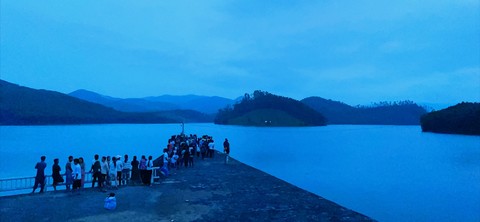 Hai cô gái trượt chân ngã xuống hồ chết đuối thương tâm - 1