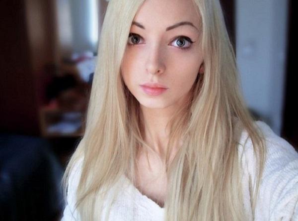 Cô gái giống búp bê Barbie như đúc mà không cần "dao kéo" - 4