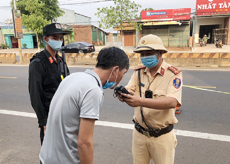 Đắk Nông: CSGT xử phạt 300 "thần men" hơn 800 triệu đồng - 2