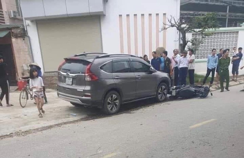 Nữ tài xế lái ô tô va chạm với xe máy, mẹ và con trai 1 tuổi tử vong thương tâm - 1