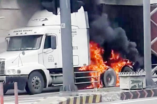 Xe container bốc cháy dữ dội ở TP Thủ Đức - 3