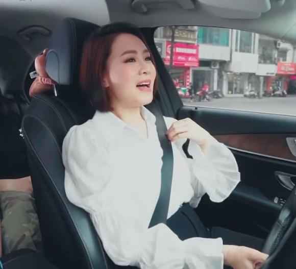 Mỹ nhân “Hướng dương ngược nắng” có hành động nguy hiểm khi lái xe khiến fan “hoảng hồn” - 1
