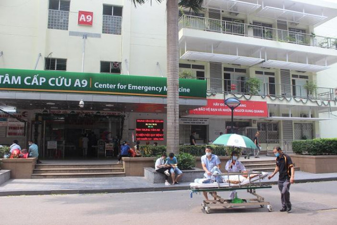 Phía sau những ồn ào ở Bệnh viện Bạch Mai: Người bệnh được lợi gì? - 2