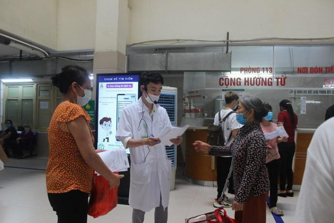 Phía sau những ồn ào ở Bệnh viện Bạch Mai: Người bệnh được lợi gì? - 7