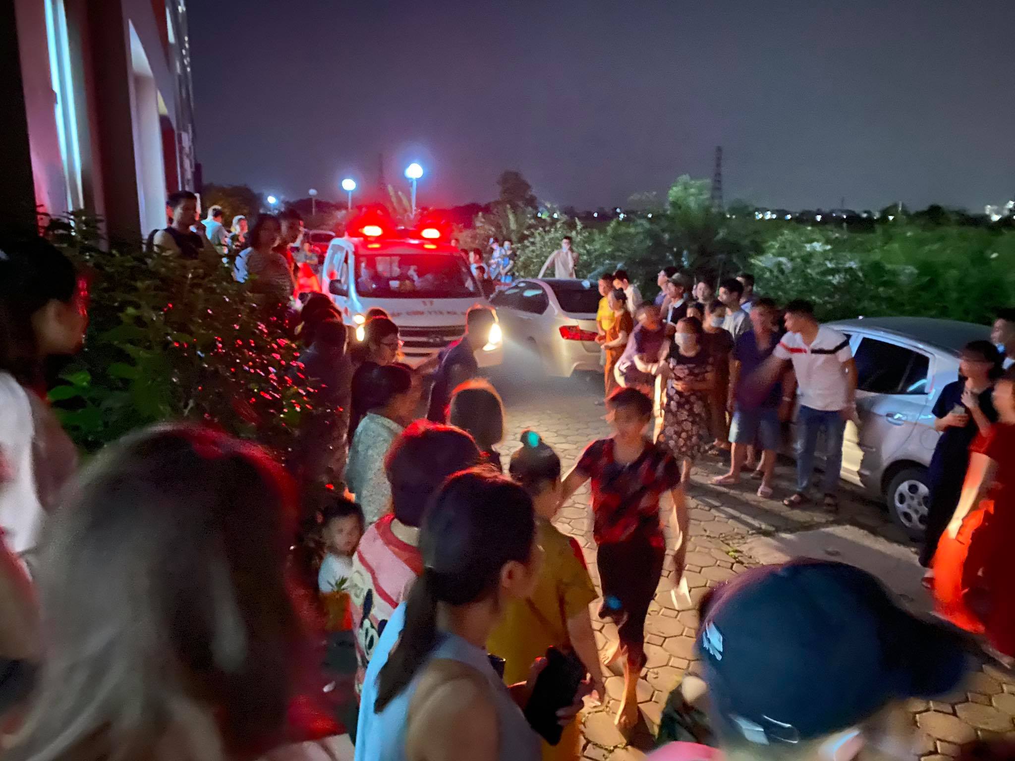 Bé gái 4 tuổi rơi từ tầng 24 chung cư: Mẹ gào khóc gọi con - 3