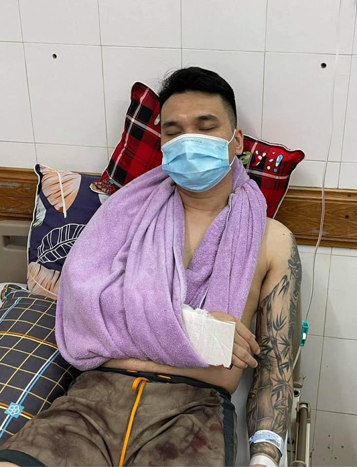 Khắc Việt bị chấn thương nghiêm trọng phải lên bàn mổ - 1