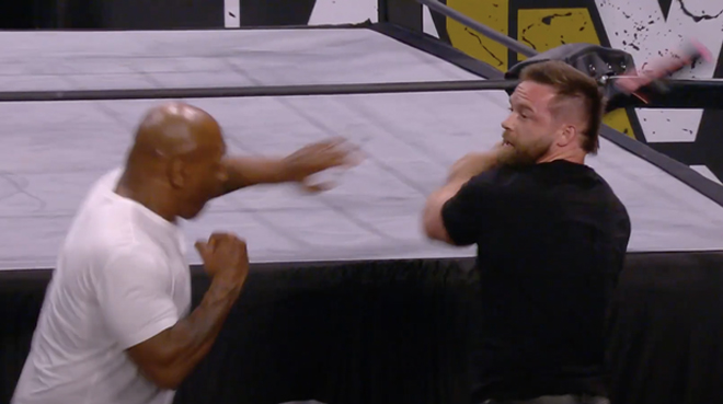 Mike Tyson lại đại náo WWE: Tung “quả đấm thép” đối thủ nằm bất động - 1