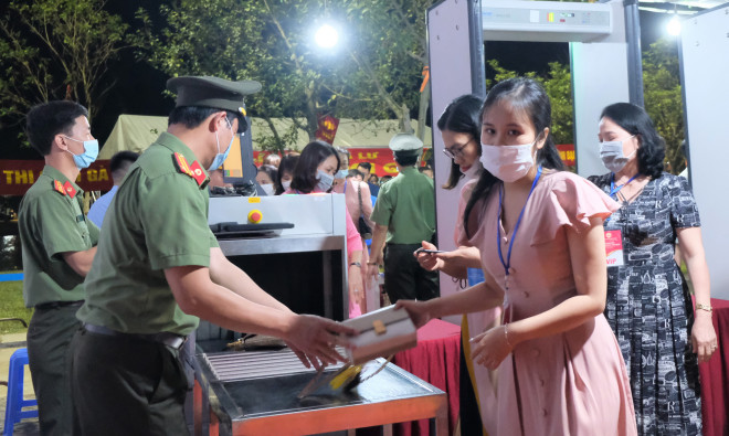 "Biển người" chen nhau xem bắn pháo hoa Năm Du lịch Quốc gia 2021 - 2