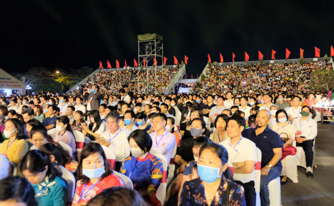 "Biển người" chen nhau xem bắn pháo hoa Năm Du lịch Quốc gia 2021 - 4