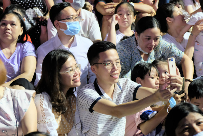 "Biển người" chen nhau xem bắn pháo hoa Năm Du lịch Quốc gia 2021 - 6