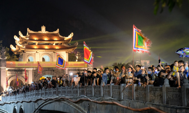 "Biển người" chen nhau xem bắn pháo hoa Năm Du lịch Quốc gia 2021 - 17