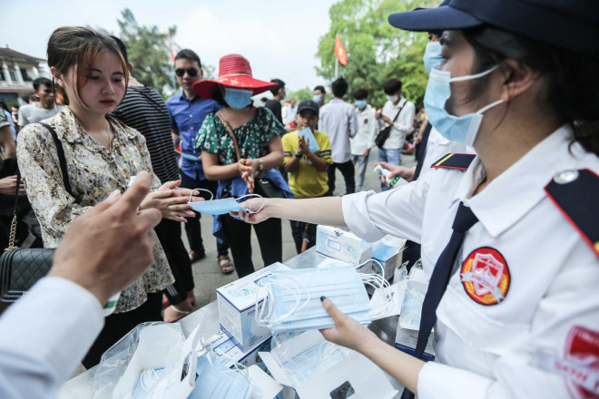 "Biển người" đổ về Đền Hùng trong ngày Giỗ Tổ - 6