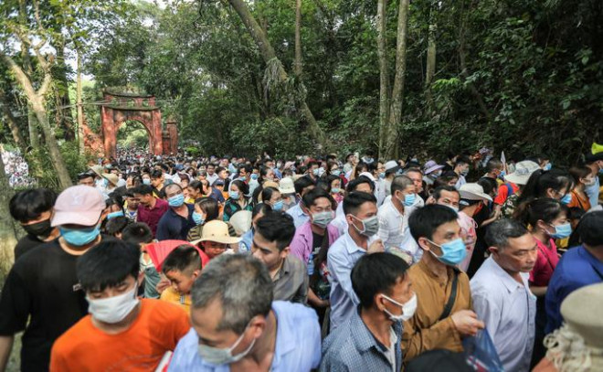 "Biển người" đổ về Đền Hùng trong ngày Giỗ Tổ - 9