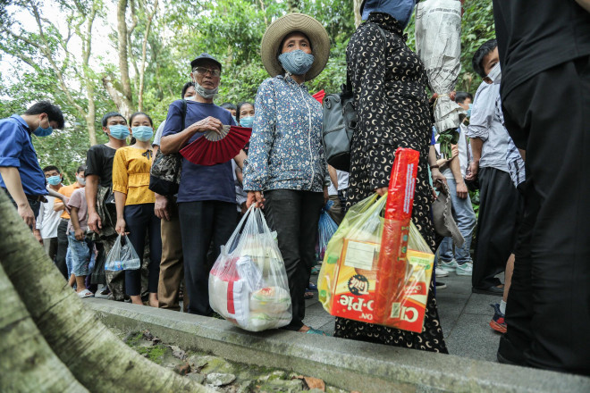 "Biển người" đổ về Đền Hùng trong ngày Giỗ Tổ - 8
