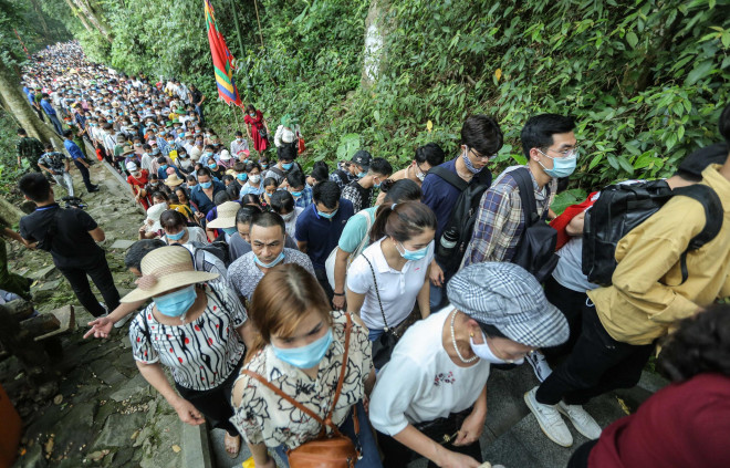 "Biển người" đổ về Đền Hùng trong ngày Giỗ Tổ - 11